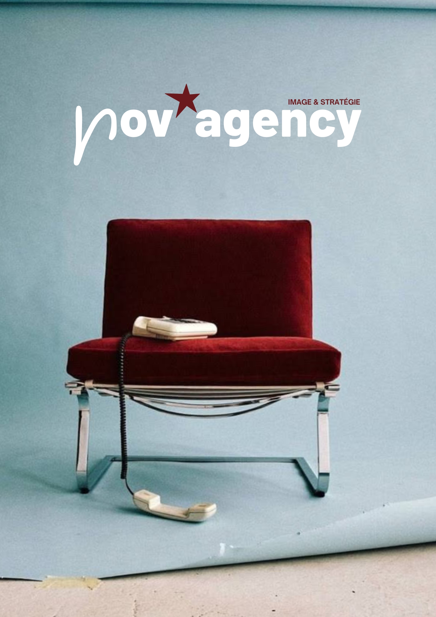 Fauteuil rouge et téléphone dans un studio bleu avec le logo Nov'agency