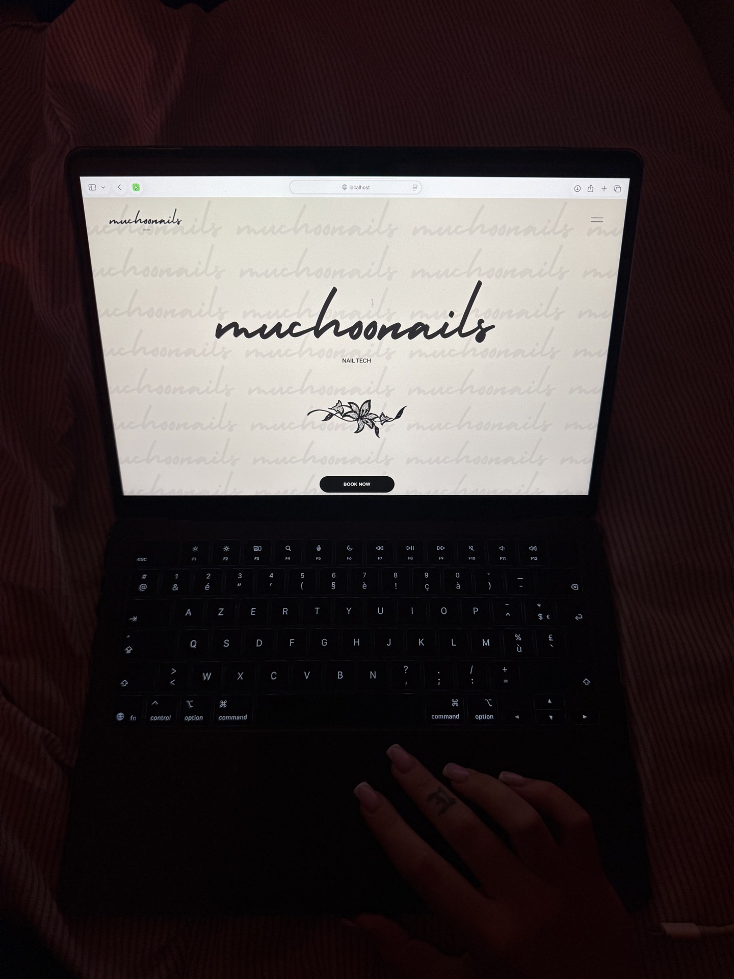Site Muchoonails présenté sur un ordinateur portable