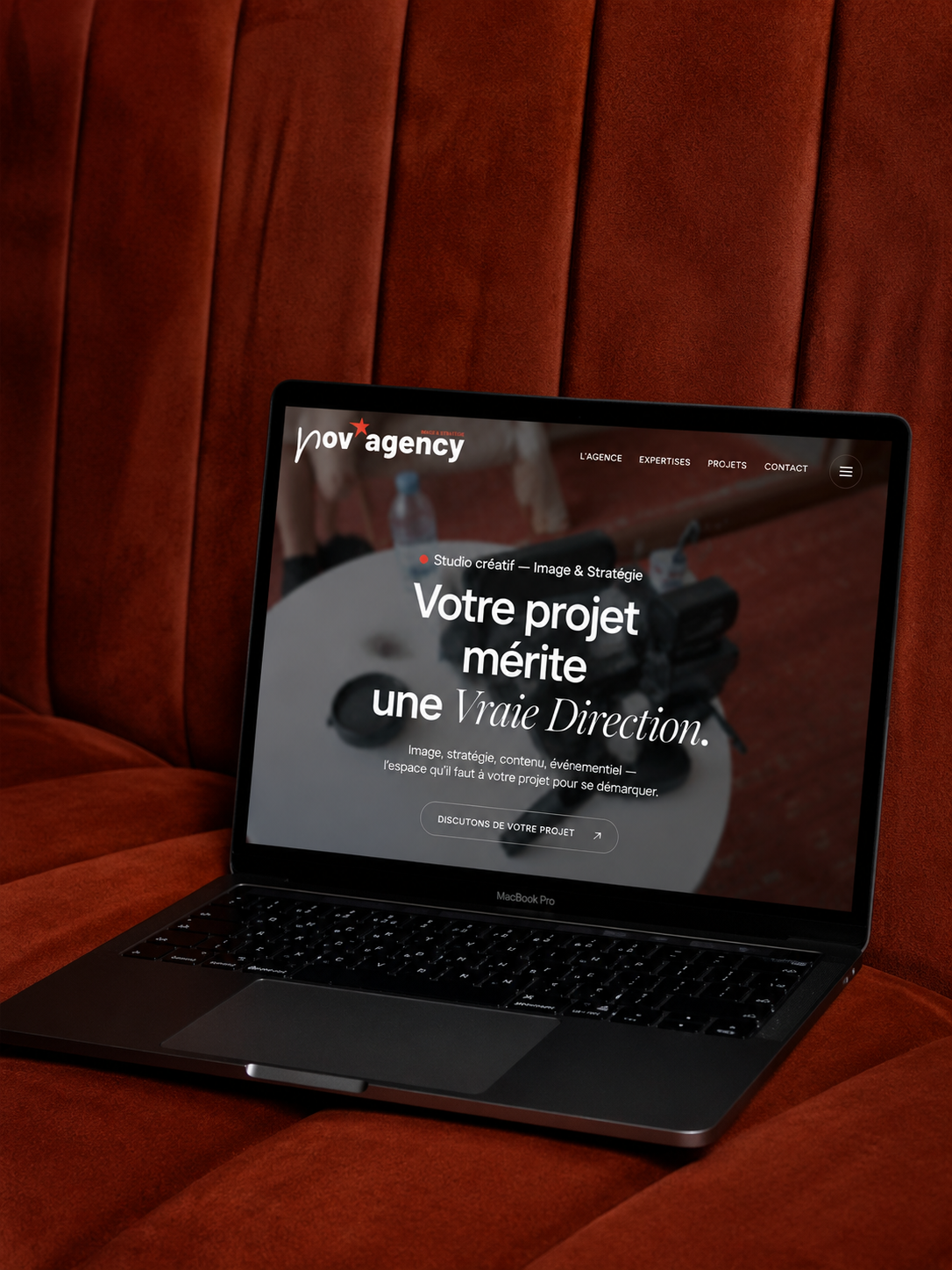 Site web Nov'agency présenté sur un ordinateur portable